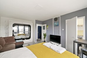 1 bedroom, iron/ironing board, WiFi, bed sheets - Impeccable 1-Bed Apartment in London (London)