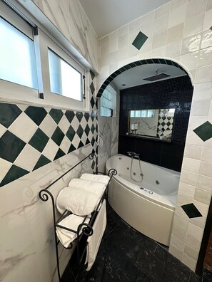 Combined shower/bathtub, hair dryer, towels