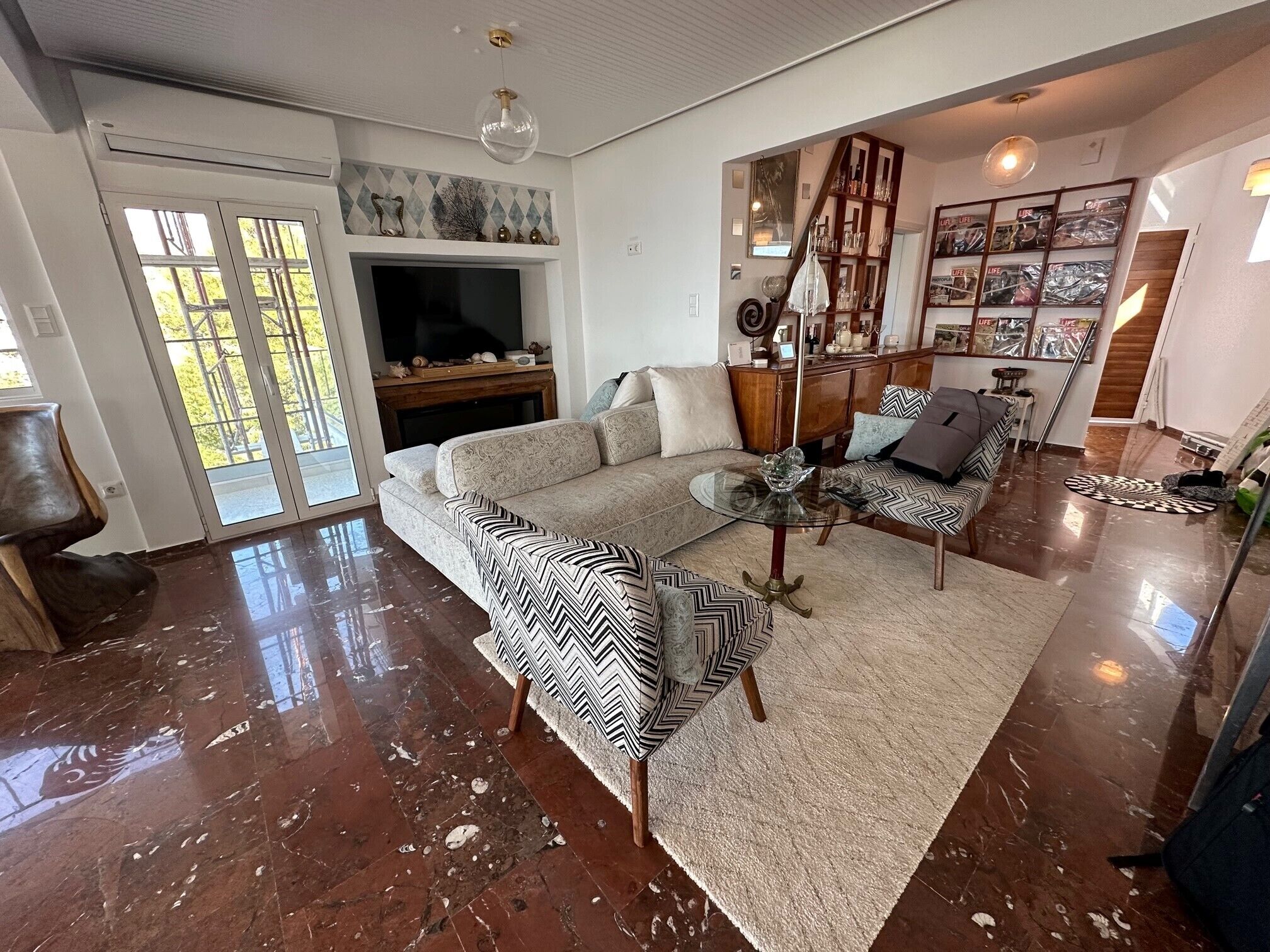 Luxurious 2-Bed Sea-side Apartment in Saronida