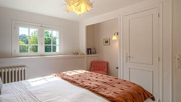 1 habitación, tabla de planchar con plancha, wifi gratis y ropa de cama