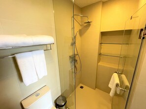 Deluxe Apartment, Golf View | Bathroom | Shower, rainfall showerhead, free toiletries, hair dryer - Apartment at Sky Park Condo by Lofty  (Choeng Thale)