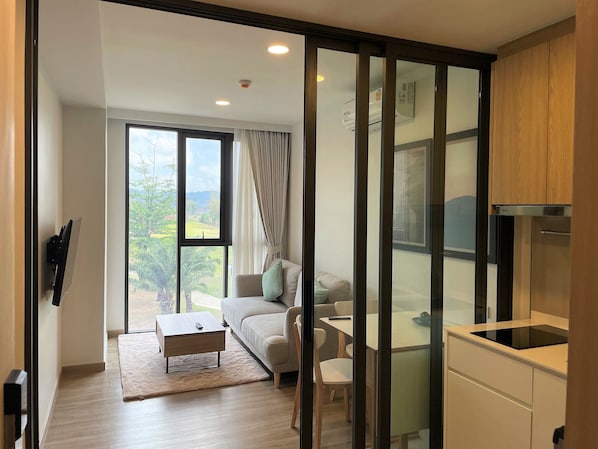 Deluxe Apartment, Golf View | Ruang tamu | 42 inci sebuah televisyen pintar dengan kabel, TV