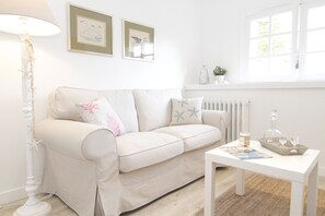 TV - Apartment 'Villa Prat Bras - T1 - Cosy' with Shared Garden and Wi-Fi (Clohars-Carnoët)