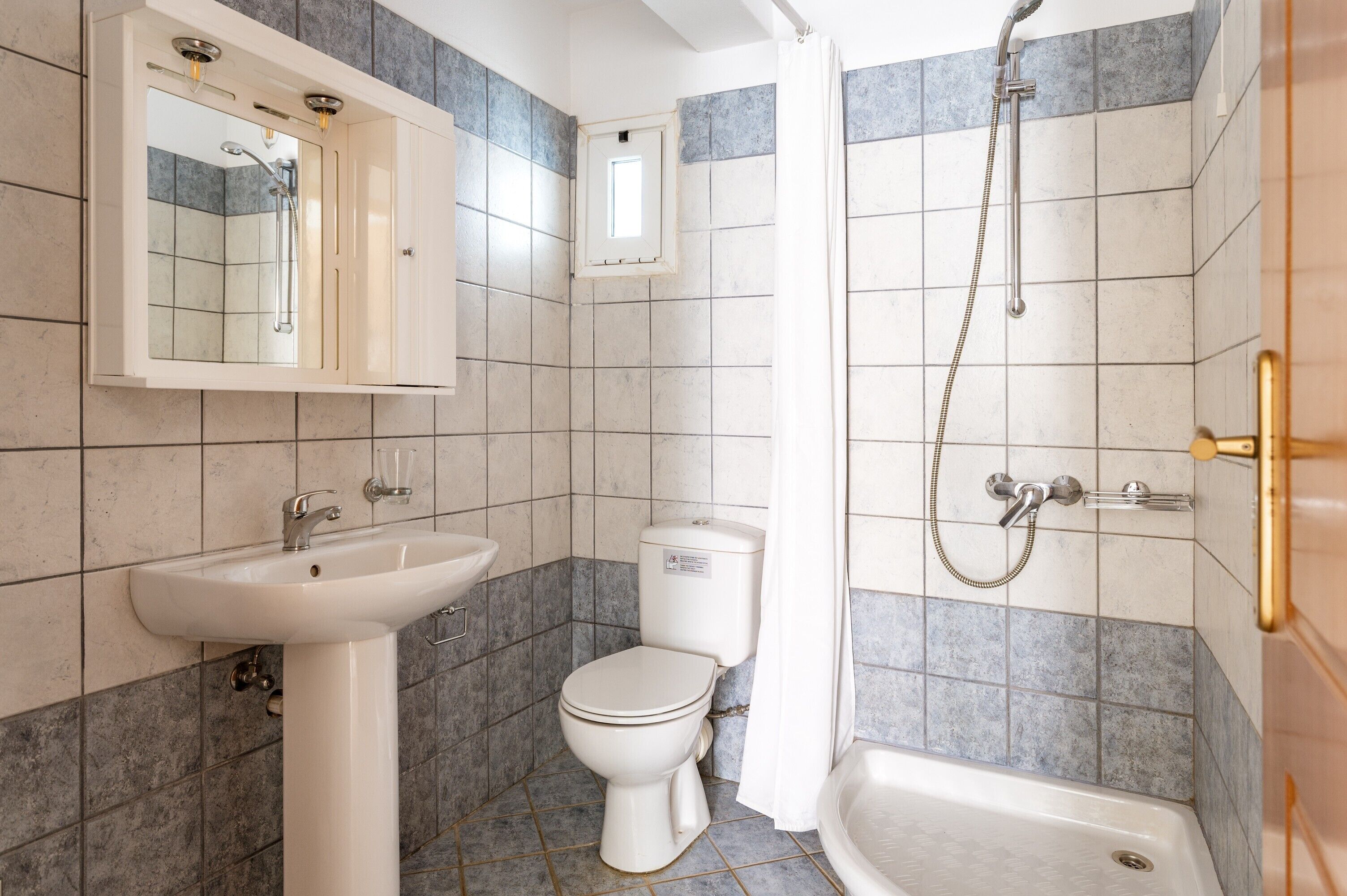 Ducha, secador de pelo, toallas