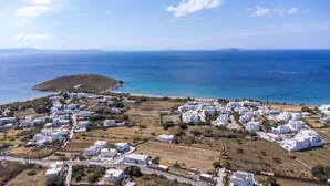 Un pueblo costero con edificios blancos, una playa y una vista despejada del mar.