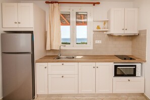 Fridge, oven, stovetop, coffee/tea maker - Holiday Home 'Anemologio 201 Tinos' with Sea View, Wi-Fi and Air Conditioning (Laouti)