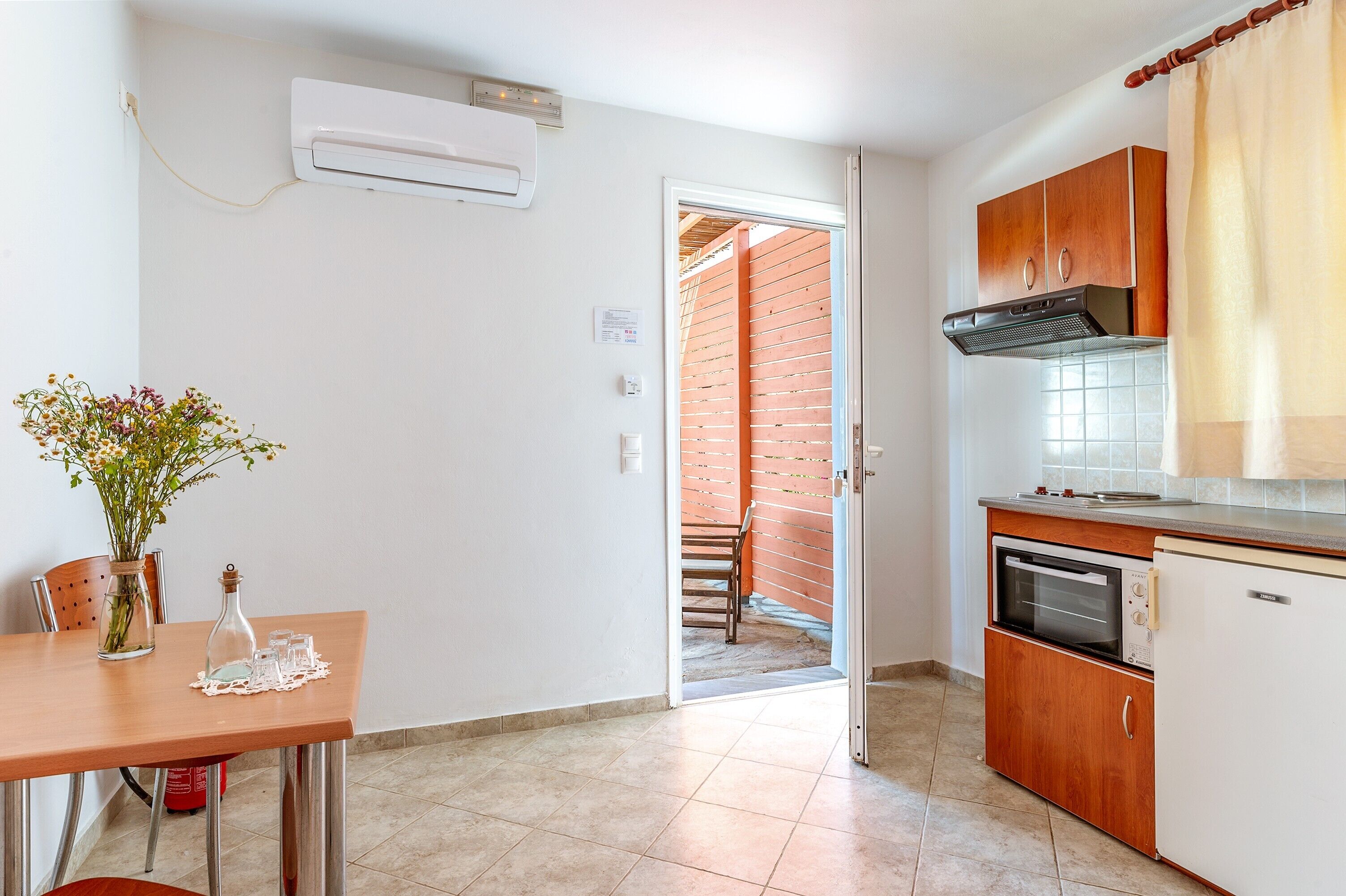 Fridge, oven, stovetop, coffee/tea maker