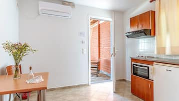 Fridge, oven, stovetop, coffee/tea maker