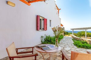 Outdoor dining - Holiday Home 'Anemologio 204 Tinos' with Sea View, Wi-Fi and Air Conditioning (Laouti)