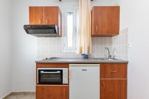 Een koelkast, een oven, een kookplaat, een koffiezetapparaat/waterkoker