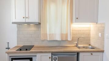 Réfrigérateur, four, plaque de cuisson, cafetière/bouilloire