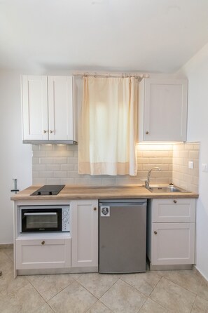 Fridge, oven, stovetop, coffee/tea maker