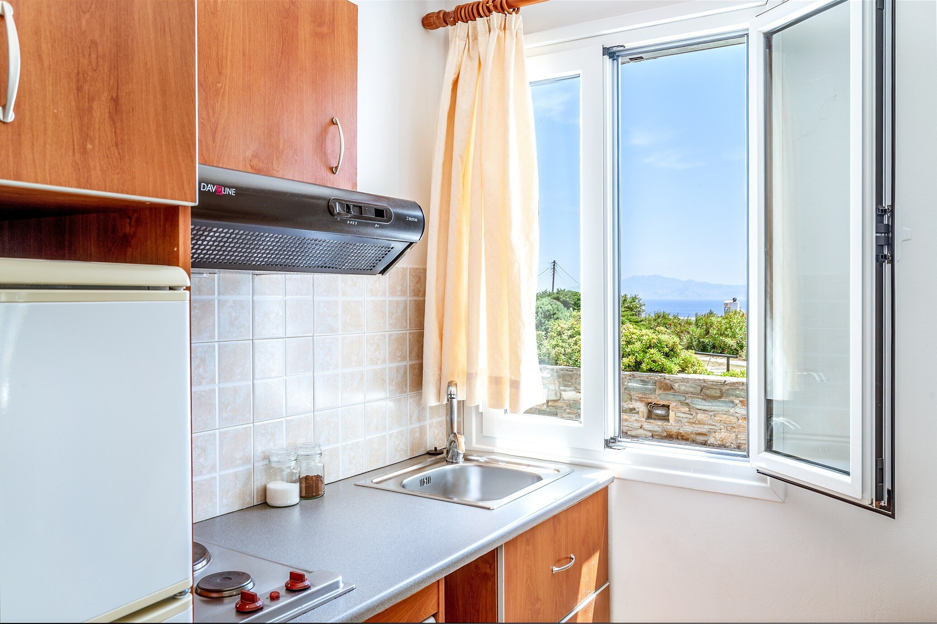 Fridge, oven, stovetop, cookware/dishes/utensils