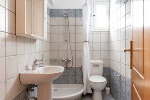 Suihku, hiustenkuivaaja, pyyhkeet