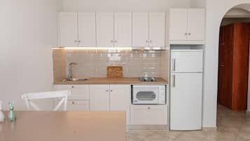 Jääkaappi, uuni, liesi, kahvin-/teenkeitin