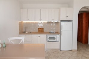 Fridge, oven, stovetop, coffee/tea maker - Holiday Home 'Anemologio 203 Tinos' with Sea View, Wi-Fi and Air Conditioning (Laouti)