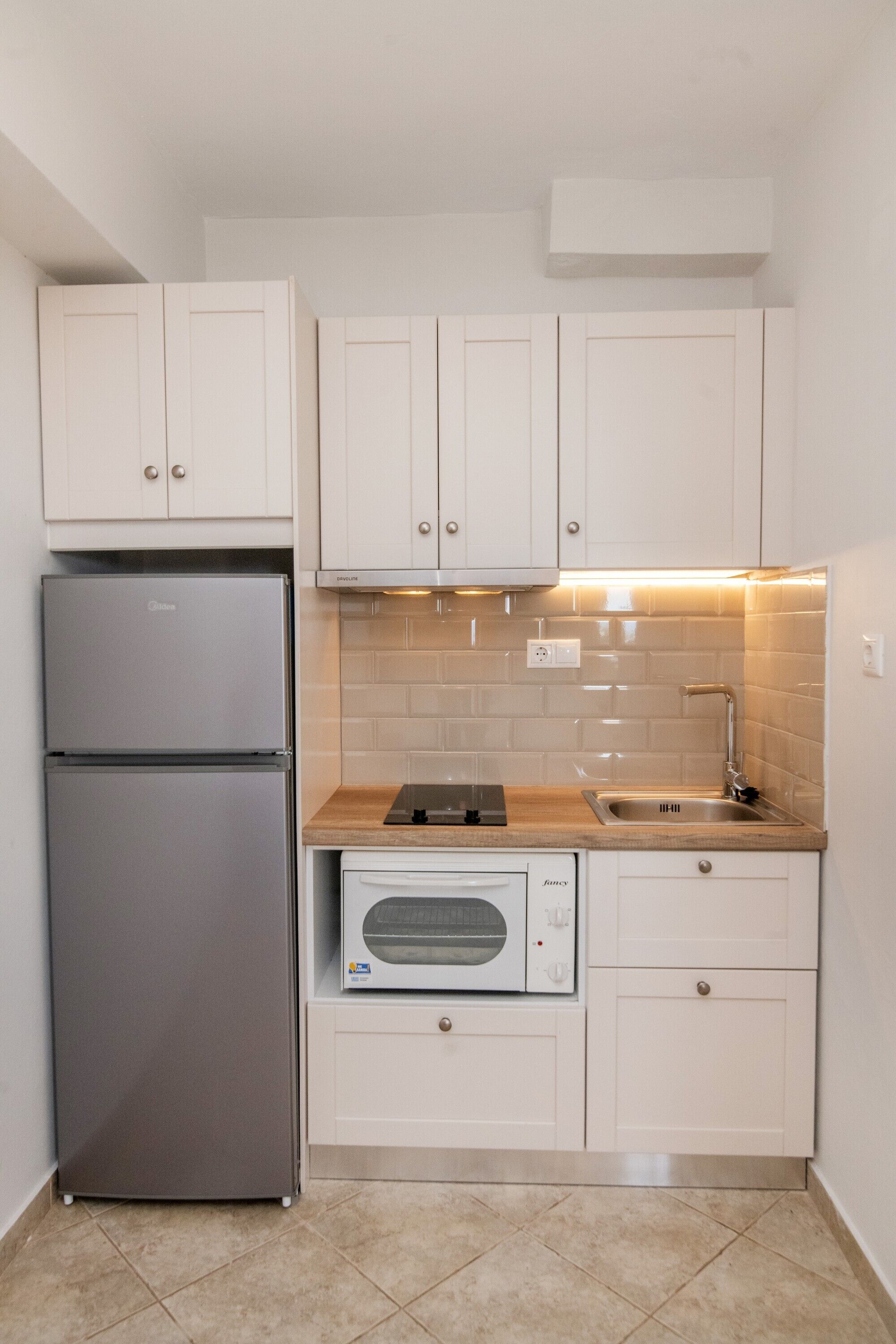 Fridge, oven, stovetop, coffee/tea maker