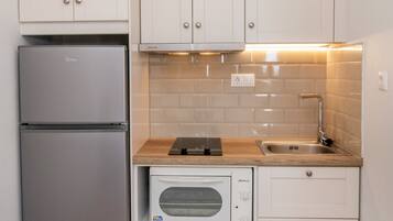 Fridge, oven, stovetop, coffee/tea maker