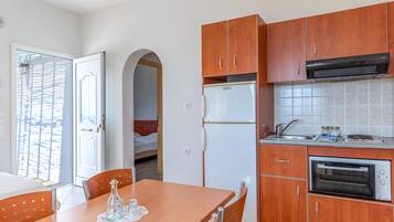 Fridge, oven, stovetop, coffee/tea maker