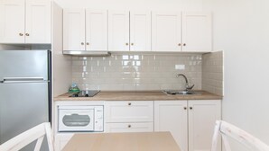 Coffee/tea maker, fridge, oven, stovetop
