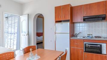 Réfrigérateur, four, plaque de cuisson, cafetière/bouilloire