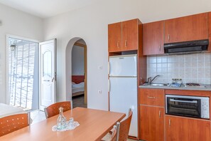 Réfrigérateur, four, plaque de cuisson, cafetière/bouilloire