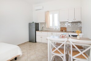 Fridge, oven, stovetop, coffee/tea maker - Holiday Home 'Anemologio 304 Tinos' with Sea View, Wi-Fi and Air Conditioning (Laouti)