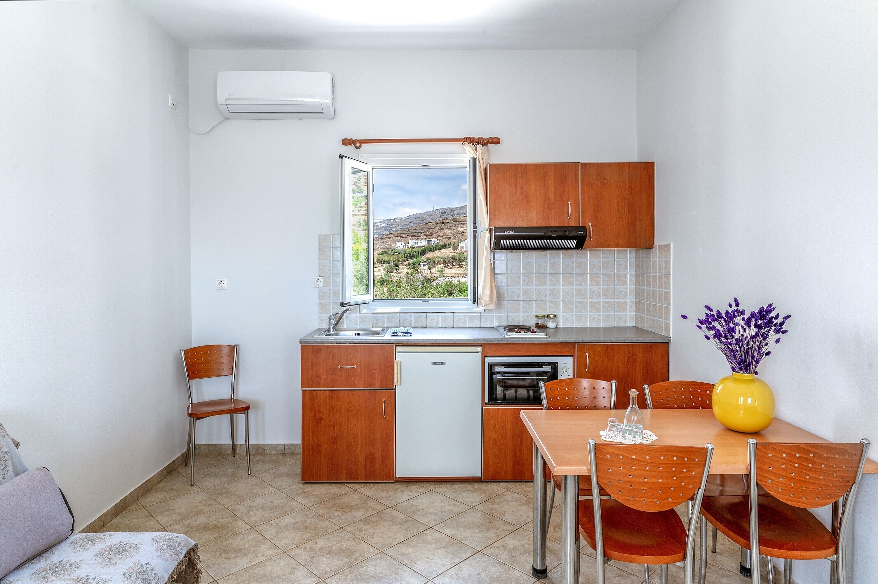 Fridge, oven, stovetop, coffee/tea maker