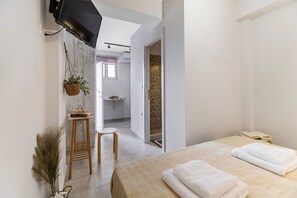 Tabla de planchar con plancha, wifi gratis, ropa de cama