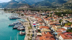 A coastal town with a marina, residential buildings, and mountains in the background. - Studio Apartment 'Mella Roa Amar' with Shared Terrace, Wi-Fi and Air Conditioning (Lefkada)