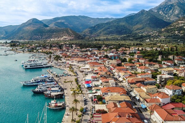 A coastal town with a marina, residential buildings, and mountains in the background. - Studio Apartment 'Mella Roa Amar' with Shared Terrace, Wi-Fi and Air Conditioning (Lefkada)