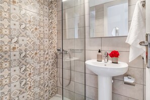 Ducha, secador de pelo y toallas