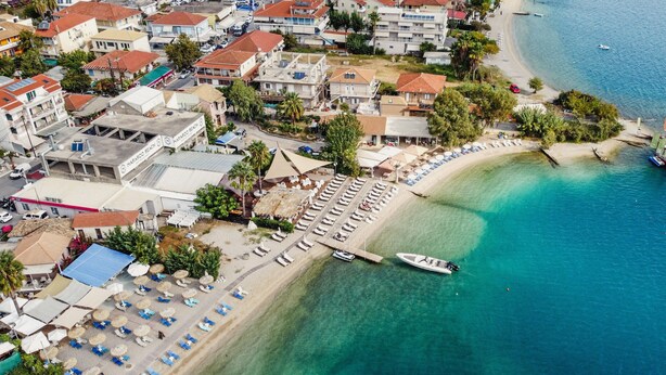 An aerial view of a coastal town with a beach, a marina, and several buildings with balconies. - Studio Apartment 'Mella Roa Amar' with Shared Terrace, Wi-Fi and Air Conditioning (Lefkada)