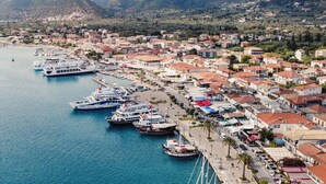 A coastal town with a marina, houses with red roofs, and mountains in the background. - Studio Apartment 'Mella Roa Teal' with Shared Terrace, Wi-Fi and Air Conditioning (Lefkada)