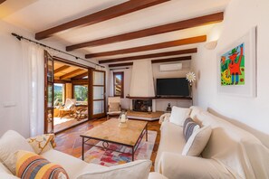 Televisie en een open haard