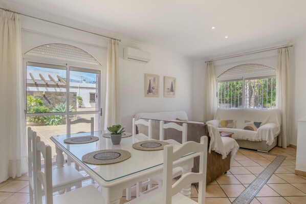 Dining - Holiday Home 'Chalet Fuente2 Shared Pool Family' with Shared Pool and Air Conditioning (Conil de la Frontera)