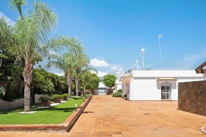Property grounds - Holiday Home 'Chalet Fuente2 Shared Pool Family' with Shared Pool and Air Conditioning (Conil de la Frontera)