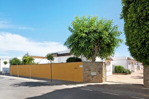 Property grounds - Holiday Home 'Chalet Fuente2 Shared Pool Family' with Shared Pool and Air Conditioning (Conil de la Frontera)
