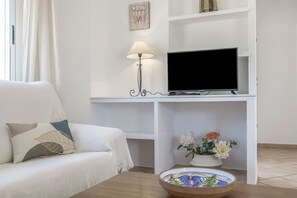 TV - Holiday Home 'Chalet Fuente2 Shared Pool Family' with Shared Pool and Air Conditioning (Conil de la Frontera)