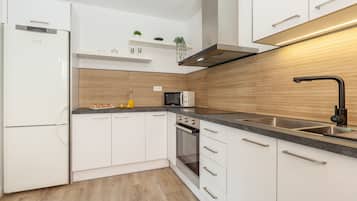 Geladeira, micro-ondas, fogão, cooktop