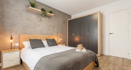 Chalet 'Les Roques' with Mountain Views, Wi-Fi, and Air Conditioning