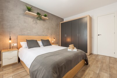 Chalet 'Les Roques' with Mountain Views, Wi-Fi, and Air Conditioning