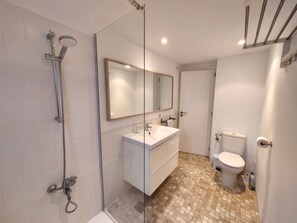 Bathtub, hair dryer, towels - Apartment 'El Barco' with Balcony and Wi-Fi (Puerto Pollensa)