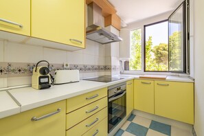Frigorífico, microondas, placa de cocina y lavavajillas