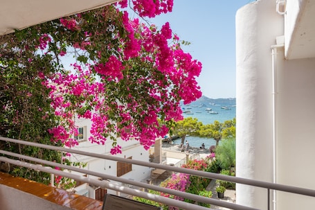 Property grounds. Apartment 'El Barco' with Balcony and Wi-Fi