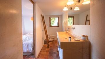 Shower, free toiletries, towels