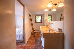 Ducha, artículos de higiene personal gratuitos y toallas