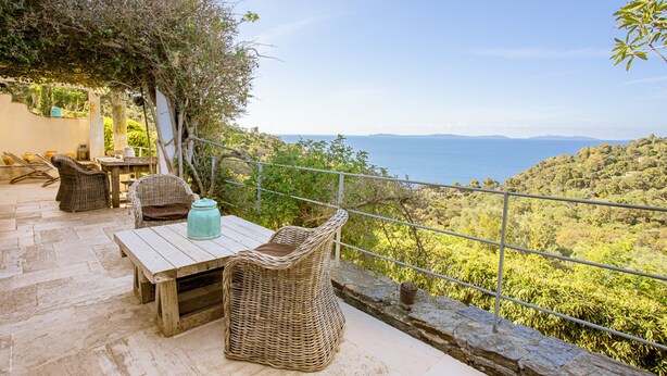 A terrace with wicker furniture, a table, and chairs overlooking a scenic view. - Apartment "La maison de Constance" with Sea View, Terraces and Wi-Fi (Cavalaire-sur-Mer)