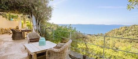 تناول الطعام بالخارج