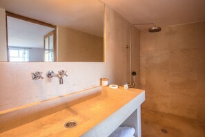 Dusche, kostenlose Toilettenartikel, Handtücher